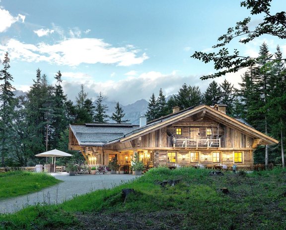 Interalpen-Alm Außenansicht der beleuchteten Interalpen-Alm im Sommer