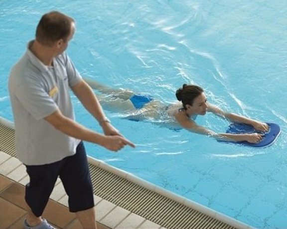 Schwimmtraining im Schwimmbecken eines Wellnesshotels