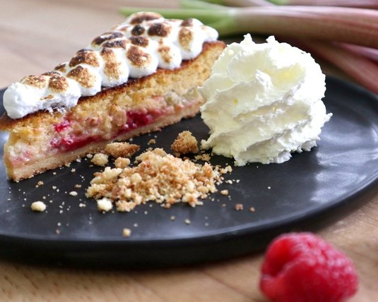 Detailaufnahme einer Rhabarber-Tarte von Chef Patissier im Leading Hotel Michael Hollaus