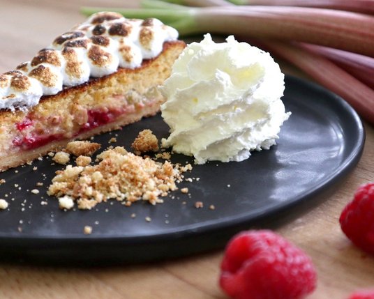 Detailaufnahme einer Rhabarber-Tarte von Chef Patissier im Leading Hotel Michael Hollaus