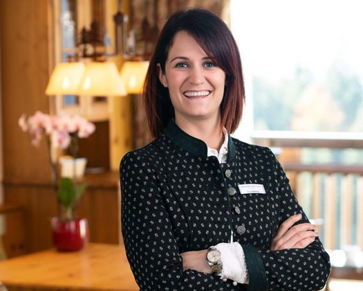Portrait von Lisa Remesch, stellvertretende Hoteldirektorin und Guest Relation Managerin des Interalpen-Hotels Tyrol