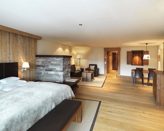 Einblick in den offen gestalteten Schlaf- und Wohnbereich der Double Deluxe Lodge