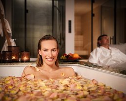 Ein Pärchen genießt die gemeinsame Auszeit im Private-Spa-Bereich