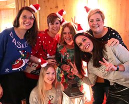Mitarbeiter:innen auf der Weihnachtsfeier mit Weihnachtspullovern in einem 5-Sterne Hotel