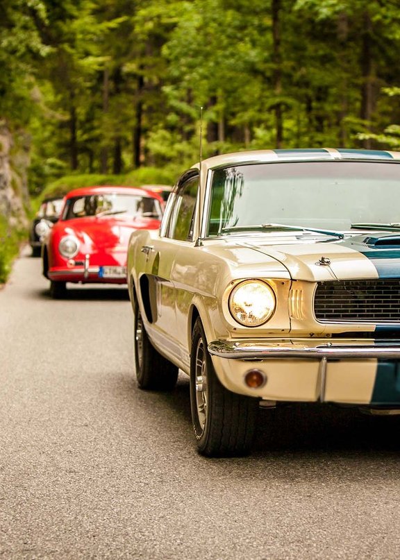 ©Springer Fachmedien Muenchen GmbH Aufnahme eines alten Oldtimers auf einer Landstraße