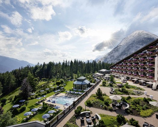 Interalpen-Hotel Tyrol Außenansicht des 5 Sterne Interalpen-Hotels Tirol an einem herrlichen Sommertag