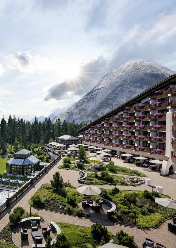 Außenansicht des 5 Sterne Interalpen-Hotels Tirol an einem herrlichen Sommertag