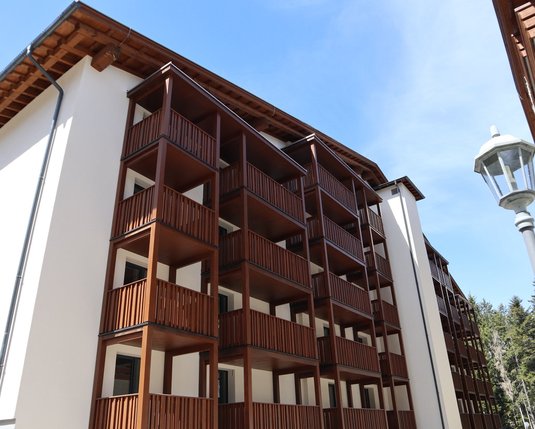 Das neue Mitarbeiter-Haus ist fertig! Fertiges Mitarbeiterhaus mit Blick auf Balkon