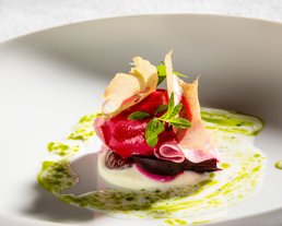 Buttermilch, fermentierter Pfeffer und Rüben Detailaufnahme einer Speisekreation von Küchenchef Mario Döring bestehend aus Buttermilch, fermentiertem Pfeffer und Rüben