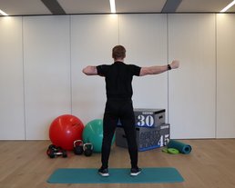 Rückenansicht gespannter Bogen Fitnessübung im hauseigenen Gym