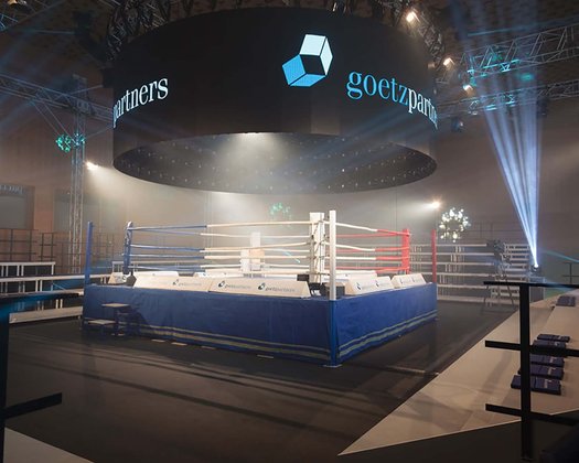 Ein aufgebauter Boxring in der Tennishalle eines MICE Hotels