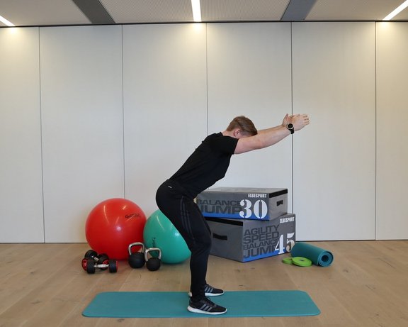 Strechübung im hauseigenen Gym
