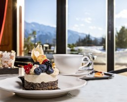 Kuchen Café Wien Detailaufnahme eines kleinen Kuchens mit Beeren als Dessert im "Café Wien" in einem Restaurant in Seefeld