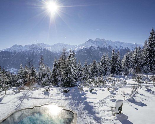 Blick auf den Pool Blick auf den großen Außenpool im Garten des 5 Sterne Superior Interalpen-Hotel Tyrols