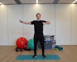 gespannter Bogen Fitnessübung im hauseigenen Gym