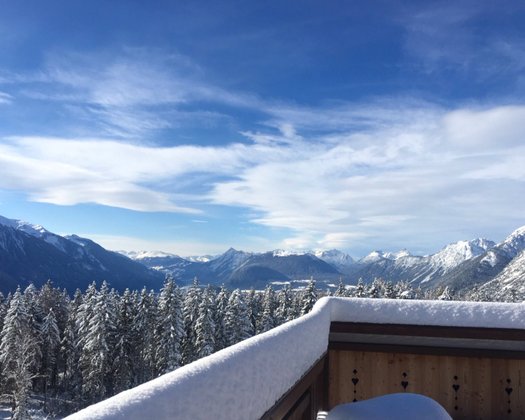 Aussicht vom Balkon Ausblick auf die winterliche Bergwelt vom Balkon der Panorama Suite im Interalpen-Hotel Tyrol