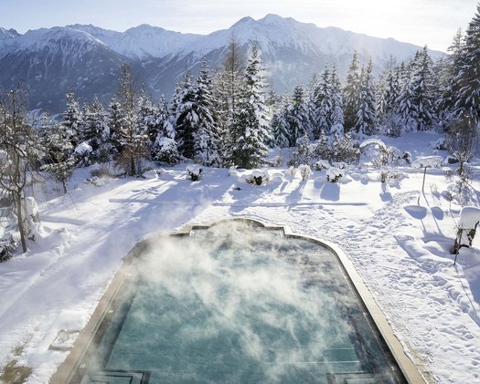 Panorama-Pool Blick auf den großen Außenpool im Garten des 5 Sterne Superior Interalpen-Hotel Tyrols