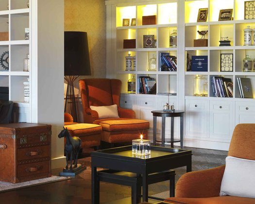 Salon Bellevue Interalpen-Hotel Tyrol Aufnahme einer gemütlichen Sitzecke mit Sessel im "Salon Bellevue" eines Restaurants in Seefeld