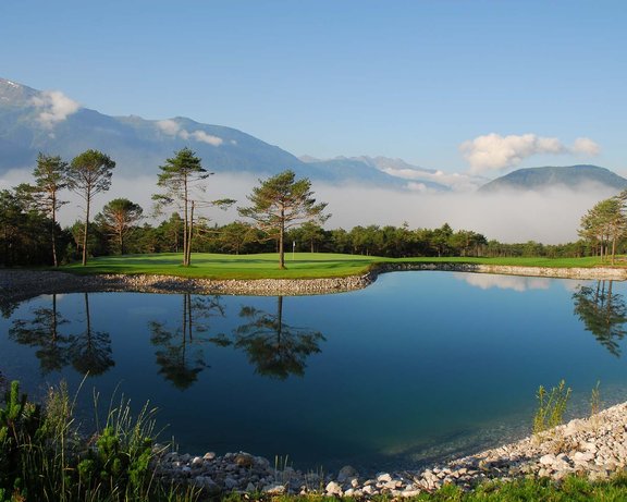 ©Mieming Golfclub Championcourse See Aufnahme eines großen Sees im Golfpark Mieminger Plateau, in der Nähe des Golfhotels Seefeld