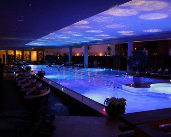 Beleuchteter Indoorpool im Interalpen Beleuchteter Indoorpool im Interalpen