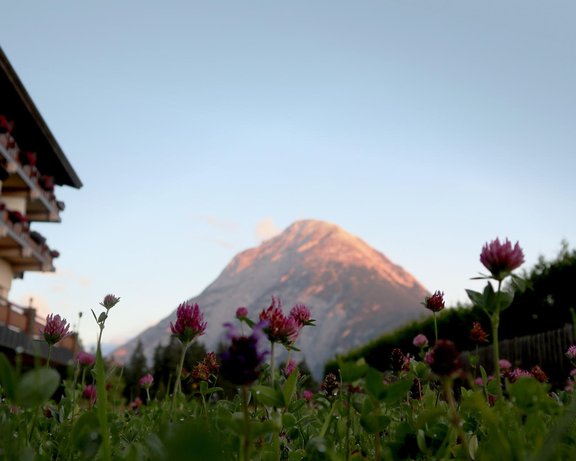 Der Berg "Hohe Munde", rötlich beleuchtet aufgrund der Abenddämmerung