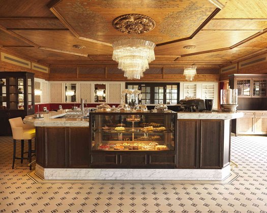 ©Kirchgasser Photography Frontalaufnahme der Kuchentheke im "Café Wien" in einem Luxushotel in Seefeld