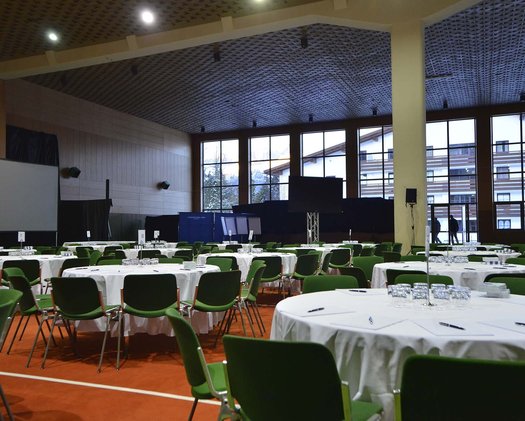 Einblick in die Tennishalle, umfunktioniert für eine Tagung in einem MICE Hotel in Tirol