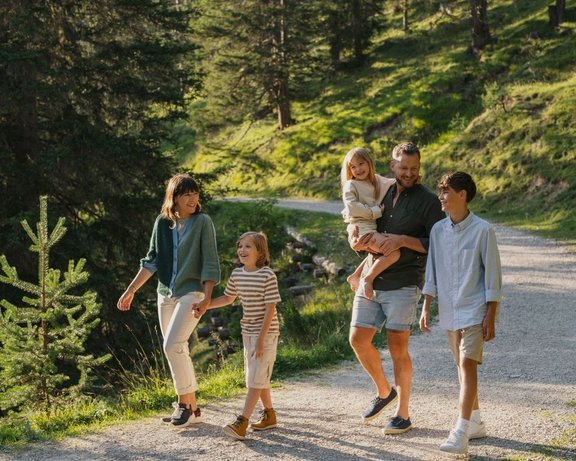 Familie in der Region Seefeld - Wandern auf dem Ganghoferweg - Gaistal©Region Seefeld Familie in der Region Seefeld - Wandern auf dem Ganghoferweg - Gaistal©Region Seefeld