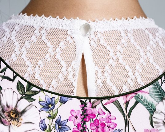©Foto Gössl Detailaufnahme einer blumigen Bluse mit Spitze aus dem Shop des Leading Hotels