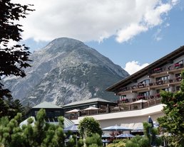 ©Interalpen-Hotel Tyrol_Spa-Garten Aufnahme der Aussicht vom Spa-Garten des Hotels, auf die schönen Berge