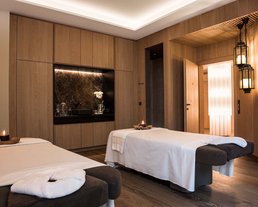 Einblick in einen Raum mit Behandlungsliegen für Paarmassagen im Privat-Spa Bereich in Österreich
