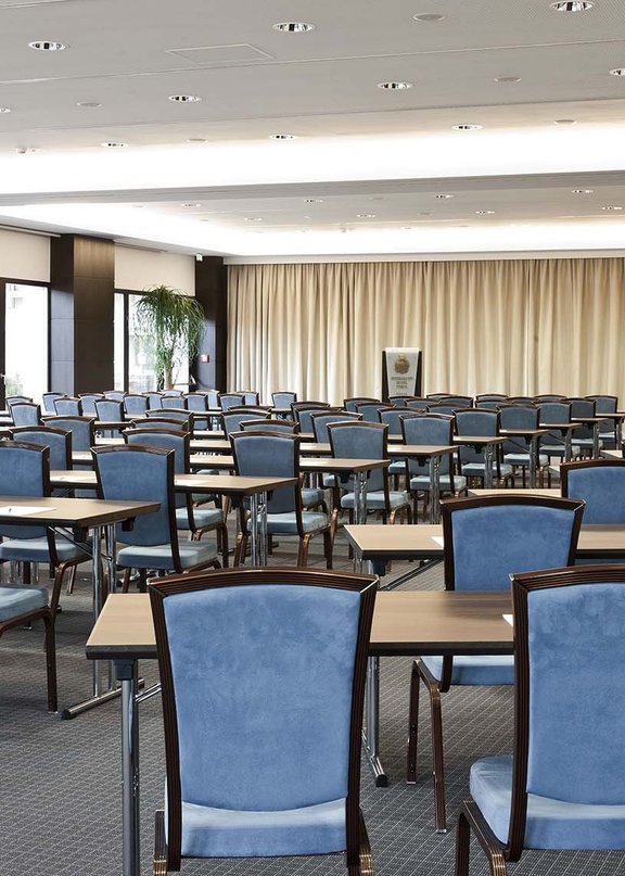 Ihr Gipfeltreffen Einblick in den Tagungsraum "Innsbruck" mit vielen Tischen und Stühlen in einem Tagungshotel in Tirol