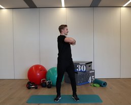 dynamische Bewegung zur Seite Fitnessübung im hauseigenen Gym