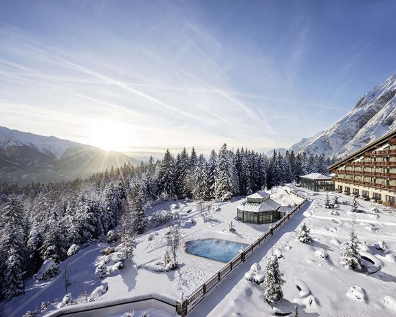 Außenansicht des Interalpen-Hotel Tyrol an einem herrlichen Wintertag