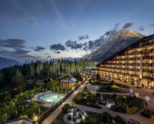 Außenansicht Interalpen-Hotel Tyrol Außenansicht des beleuchteten Interalpen Leading Hotels in Tirol in einer lauen Sommernacht
