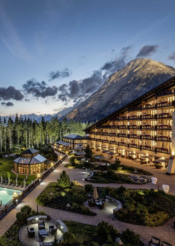 Zauberhafte Bergmomente Interalpen-Hotel Tyrol bei Nacht