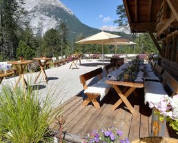Die wunderschöne Almterrasse der Interalpen-Alm in der Mittagssonne