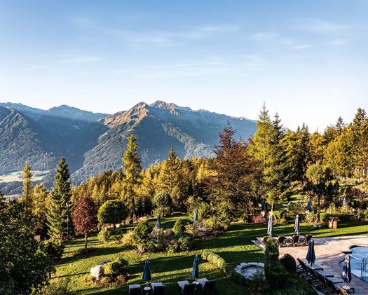 Südterrasse Aussicht auf wunderschöne Berglandschaft vom Pool