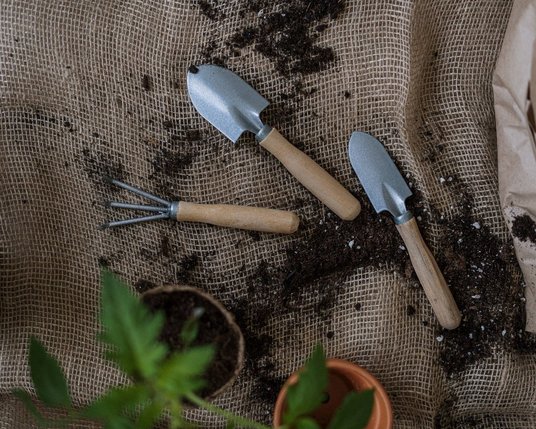 Werkzeuge für die Gartenarbeit im Interalpen-Hotel Tyrol