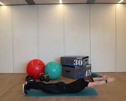Streckung Rumpf Fitnessübung im hauseigenen Gym