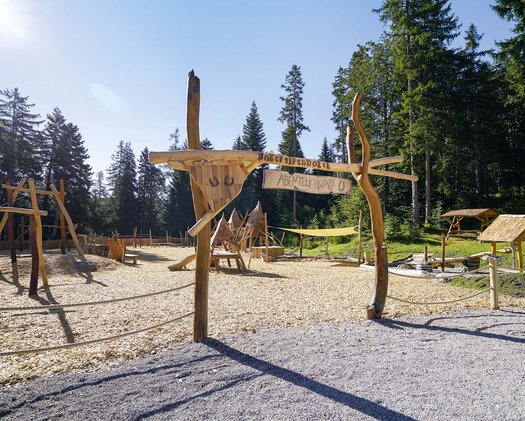 Abenteuerspielplatz Interalpen-Hotel Tyrol Aufnahme des hoteleigenen Spielplatzes im Familienhotel Tirol