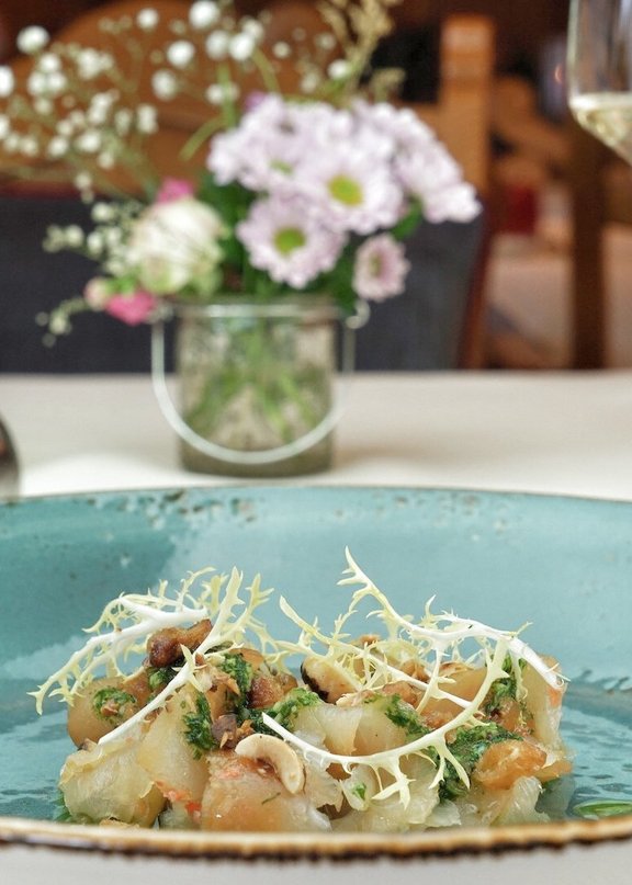 Aufnahme eines kulinarischen Hauptganges in einem Gourmet Restaurant in Tirol