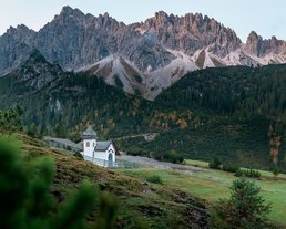Kapelle hinter der Eppzirler Alm mit Alpenglühen ©Region Seefeld Kapelle hinter der Eppzirler Alm mit Alpenglühen