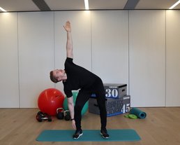 Streckung Rumpf Fitnessübung im hauseigenen Gym