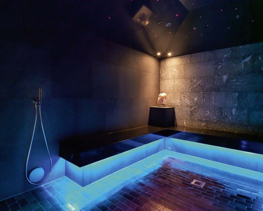 Textilsauna Einblick in die modern gestaltete Textil-Sauna in Tirol