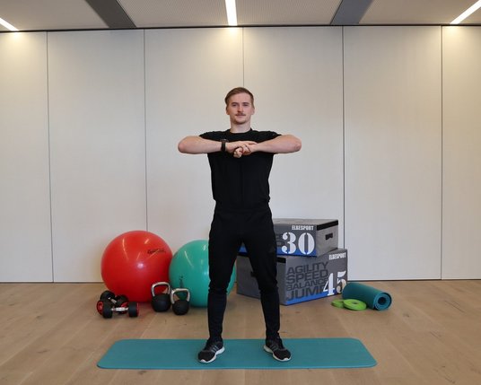 Ausgangsposition Fitnessübung im hauseigenen Gym