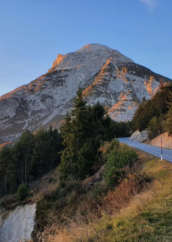 Photograph of a pass road with a view of Hohe Munde