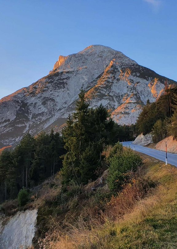 Aufnahme einer Passstraße mit Blick auf die Hohe Munde