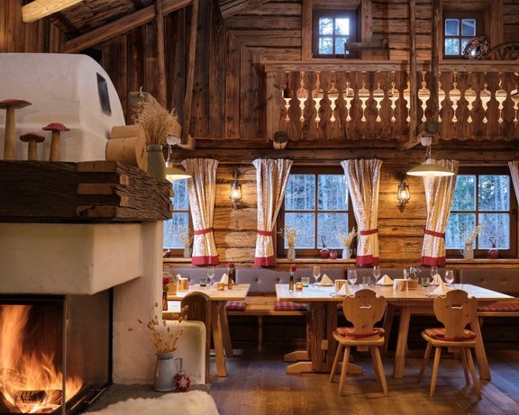 ©Interalpen-Hotel Ein gemütlicher Abend auf unserer Alm