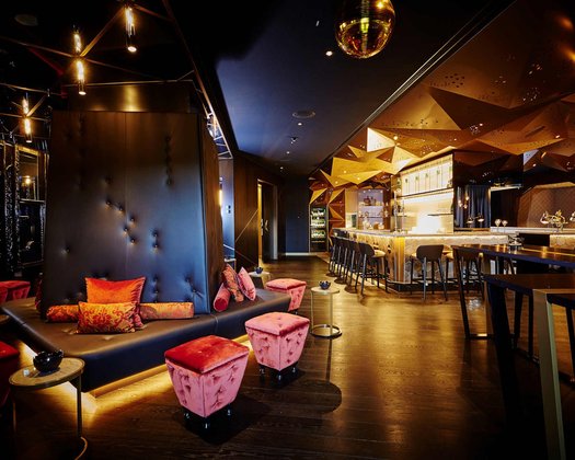 Feiern in der Hofburg Bar Einblick in die Hofburg mit großer Lounge und beleuchteter Bar, eine Eventlocation in Österreich